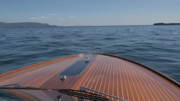 Excursion en bateau sur le lac de Garde, dans le nord de l'Italie. Eau cristalline, entourée de montagnes . — Video