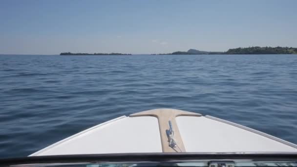 Bootsfahrt auf dem Gardasee in Norditalien. Kristallklares Wasser, umgeben von Bergen. — Stockvideo