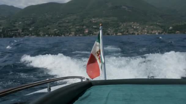 Excursion en bateau sur le lac de Garde, dans le nord de l'Italie. Eau cristalline, entourée de montagnes . — Video