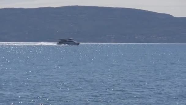 北イタリアのガルダ湖でボートの旅。透明な水、山々 に囲まれました。. — ストック動画