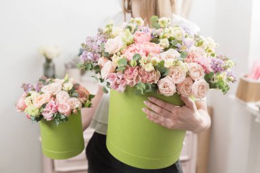 Buket yeşil şapka içinde tarih seçici odak. kadının elinde karışık çiçek güzel lüks grup. Çiçekçi Çiçek dükkanında çalışır. mükemmel bir hediye ya da iltifat.