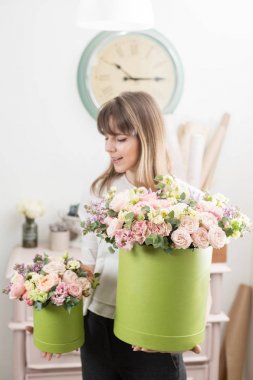 Buket yeşil şapka içinde tarih seçici odak. kadının elinde karışık çiçek güzel lüks grup. Çiçekçi Çiçek dükkanında çalışır. mükemmel bir hediye ya da iltifat.