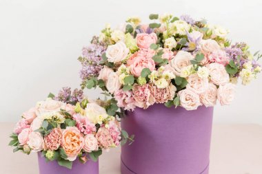 pembe tablo karışık çiçek güzel lüks grup. Çiçekçi Çiçek dükkanında çalışır. buket Lila şapka içinde. mükemmel bir hediye ya da iltifat.