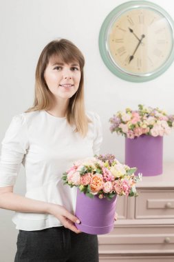 mükemmel bir hediye veya iltifat. buket Lila şapka içinde. kadının elinde karışık çiçek güzel lüks grup. bir çiçek mağazası, çiçekçi iş.