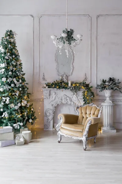 Mañana de Navidad. apartamentos clásicos con chimenea blanca, abeto decorado, sofá, grandes ventanales y lámpara de araña . —  Fotos de Stock