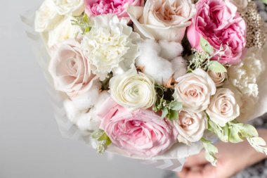 Çiçekler karıştırın. Lüks buketleri kız elinde