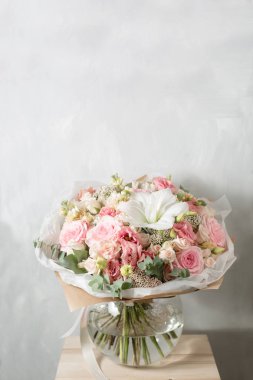 Gri bir arka plan üzerinde çiçek kompozisyon. pembe renk.