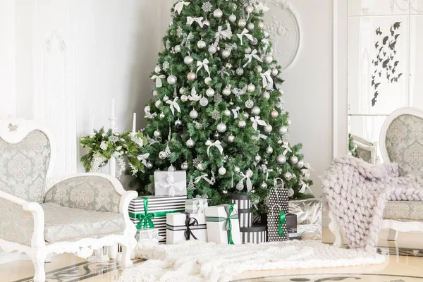 Классические апартаменты с белым камином, украшенным деревом, ярким диваном, большими окнами. Рождественское утро . — стоковое фото