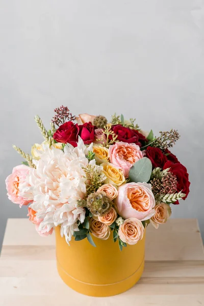 Πολυτελή μπουκέτο μικτή λουλούδια σε yelow χαρτί headbox. — Φωτογραφία Αρχείου