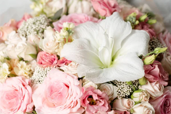 Gri bir arka plan üzerinde çiçek kompozisyon. Düğün ve şenlikli dekor. pembe renk. portre