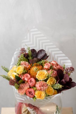 Gri bir arka plan üzerinde çiçek kompozisyon. Buket bahar çiçekleri gelen. kopya alanı