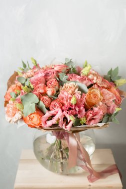 Gri bir arka plan üzerinde çiçek kompozisyon. Toz pembe renk. kopya alanı. portre