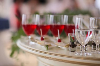 Olay çöl, şampanya ve şarap ile şenlikli büfedeki. Yumuşak odak