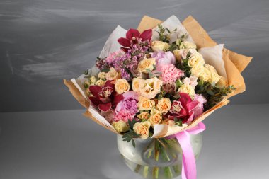 Vintage gri doku boş alanı tarafından dekorasyon ile gül ve çiçek tatlı romantik kavramı karışık