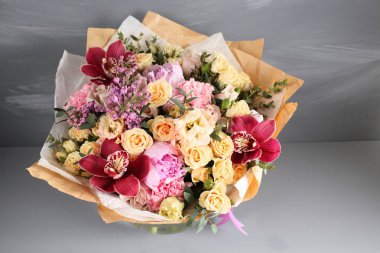 Vintage gri doku boş alanı tarafından dekorasyon ile gül ve çiçek tatlı romantik kavramı karışık