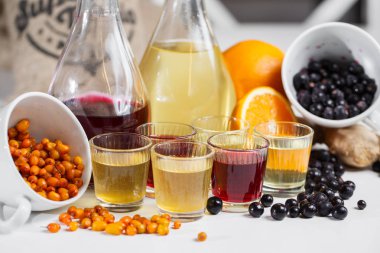 Frenk üzümü şarap bir şişe ahşap masa üzerinde. Tatlı alkol birçok çeşitleri berry meyve yaptı.