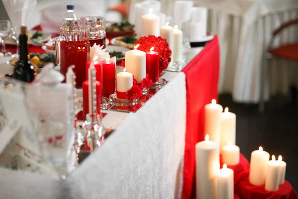 Décoration de mariage. Ensemble de table pour un dîner romantique ou une réception — Photo