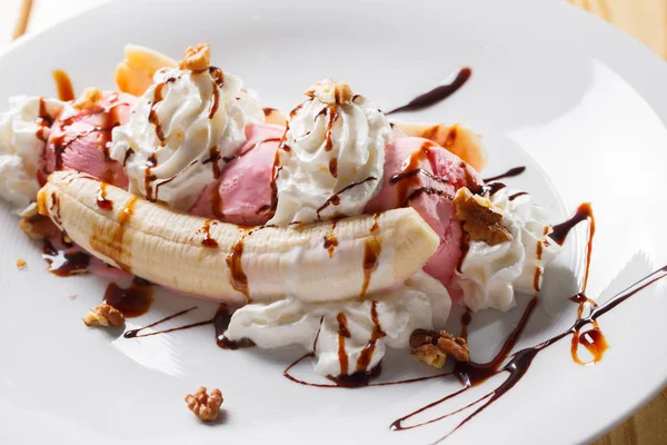 Banana split lody z bita, orzechy i wiśnia — Zdjęcie stockowe