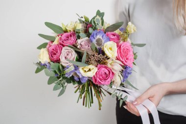 çiçek kompozisyon. Renk pembe, yeşil, lavanta, mavi. güzel lüks buket karışık kadın elinde. bir çiçek mağazası, çiçekçi iş