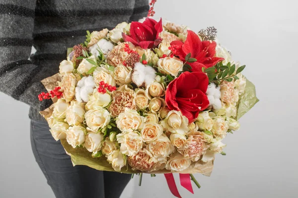 zengin buket ortanca kadın el ile. renkli gül ve çeşitli renk çiçek karışımı