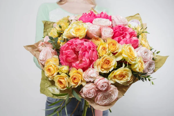 여자 손에 혼합된 꽃의 아름 다운 고급 꽃다발. 꽃이 게에서 꽃집의 작품 — 스톡 사진