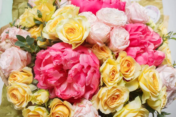 Ricco mazzo di fiori di diversi colori mescolati in mano donna  . — Foto Stock