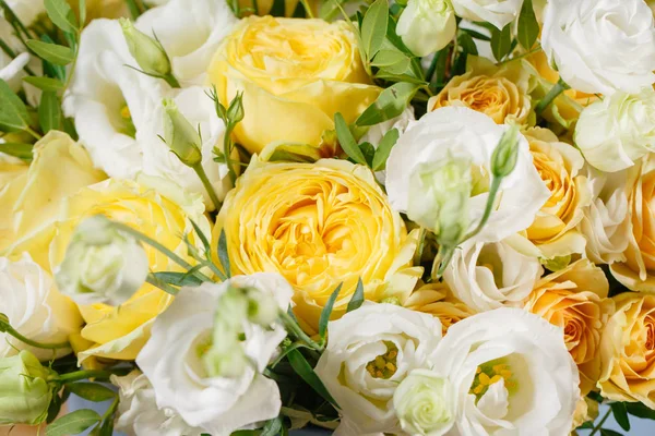 Wallpaper. bunch of white eustoma and yellow roses flowers, green leaf Fresh spring bouquet. Summer Background — Stock Photo, Image