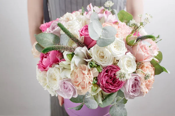 Composição da flor. Cor rosa, verde, lavander, azul. belo buquê de luxo de flores mistas na mão da mulher. o trabalho da florista em uma loja de flores — Fotografia de Stock