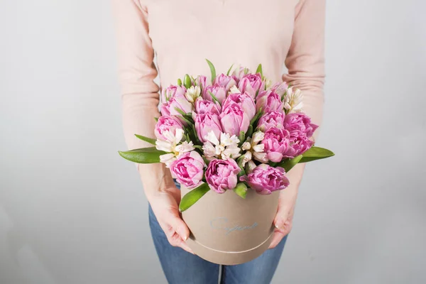 Hermoso ramo de lujo de flores mixtas en mano de mujer. el trabajo de la floristería en una floristería — Foto de Stock