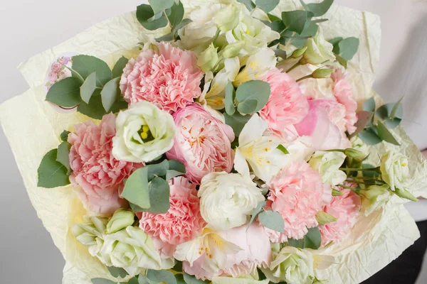 Schöner Strauß aus verschiedenen Blumen mit in Frauenhand. bunte Farbmischung Blume — Stockfoto