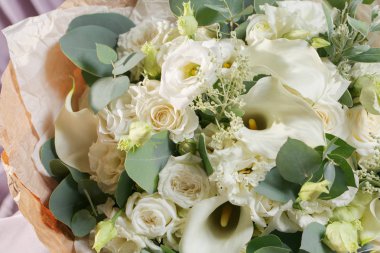 yakın çekim güzel buket farklı çiçeklerden yapılmış. renkli renk karıştırmak bezle kaplı bir masaya çiçek