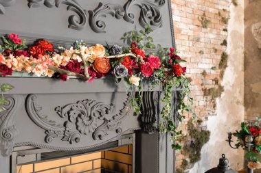 Şömine, mumlar, inek, tuğla duvar, büyük pencere deri ve metal bir hücre bir çatı, oturma odası, sehpa modern tasarım iç