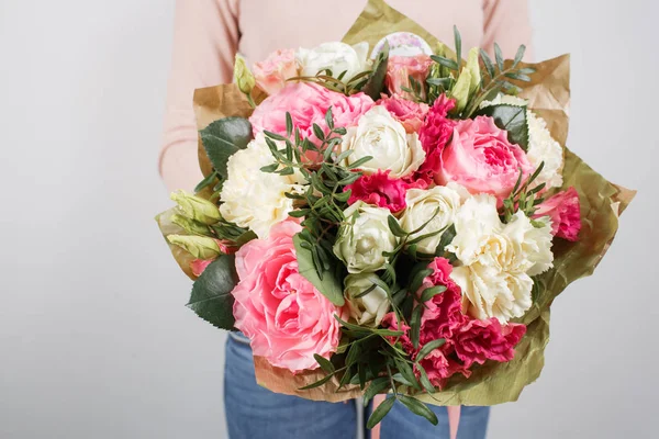 Mooie luxe boeket van gemengde bloemen in de hand van de vrouw. het werk van de bloemist op een bloemenwinkel — Stockfoto