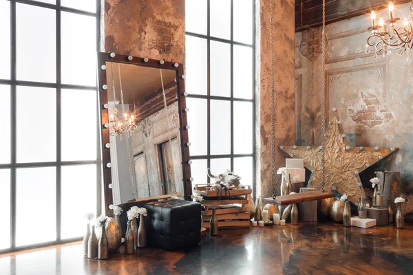 Interiér podkroví s zrcadlo, svíčky, cihlové zdi, velké okno, obývací pokoje, konferenční stolek v moderním designu — Stock fotografie