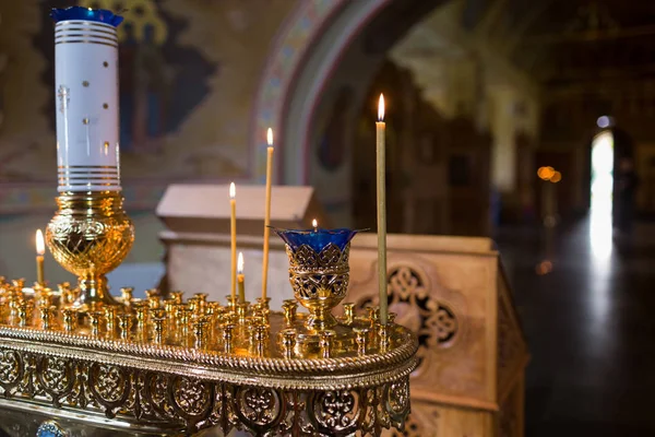 Bougies et lampe close-up. Intérieur de l'église orthodoxe à Pâques. baptême de bébé. Cérémonie a en chrétien. baigner dans la fontaine baptismale — Photo