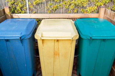 Atık ayırma tankları İtalya sahilde üç tür. Tehlikeli atıklar, Kuru çöp atık ıslak. Çevre bakım kurmak çöp kovaları kolay yönetim için ayırmak için. Çevre bakım