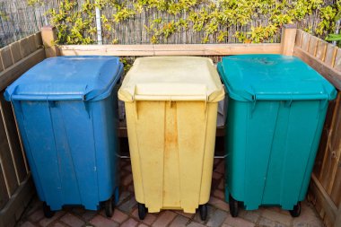 Atık ayırma tankları İtalya sahilde üç tür. Tehlikeli atıklar, Kuru çöp atık ıslak. Çevre bakım kurmak çöp kovaları kolay yönetim için ayırmak için. Çevre bakım