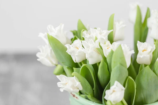 Tulipes de couleur blanche en vase vert. Fond naturel floral. Fleurs inhabituelles, contrairement aux autres . — Photo