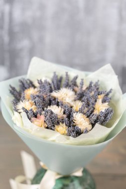 Lavanta ve kuru çiçekler buket. Mor lavanta ve sarı papatya çiçeği demet renkli yaz.