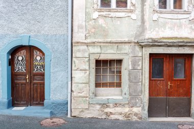 Eski ve yakın restore edilmiş. Eski ahşap kapı eski püskü demaged ev cephe. Slovenya, Europe dağlarında küçük bir kasabada.