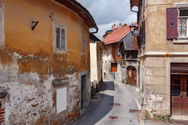 Slovenya, Europe dağlarda sokak A küçük bir kasaba. Eski püskü eski evleri cephe ve çatı