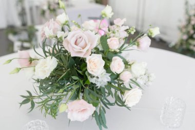 Bir parti, düğün ya da diğer Festival olay güzel Tablo ayarı çanak çömlek ve çiçeklerle. Züccaciye Mağazaları ve yiyecek ve içecek olay yemek için çatal.