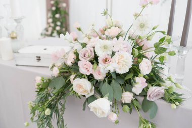 Bir parti, düğün ya da diğer Festival olay güzel Tablo ayarı çanak çömlek ve çiçeklerle. Züccaciye Mağazaları ve yiyecek ve içecek olay yemek için çatal.