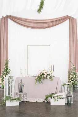 Bir parti, düğün ya da diğer Festival olay güzel Tablo ayarı çanak çömlek ve çiçeklerle. Züccaciye Mağazaları ve yiyecek ve içecek olay yemek için çatal.