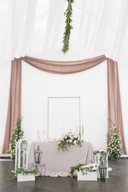 Bir parti, düğün ya da diğer Festival olay güzel Tablo ayarı çanak çömlek ve çiçeklerle. Züccaciye Mağazaları ve yiyecek ve içecek olay yemek için çatal.