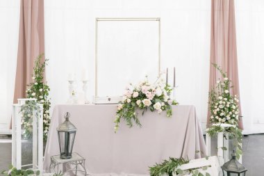 Bir parti, düğün ya da diğer Festival olay güzel Tablo ayarı çanak çömlek ve çiçeklerle. Züccaciye Mağazaları ve yiyecek ve içecek olay yemek için çatal.