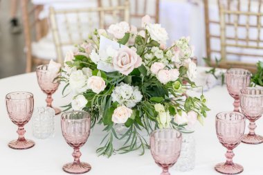 Bir parti, düğün ya da diğer Festival olay güzel Tablo ayarı çanak çömlek ve çiçeklerle. Züccaciye Mağazaları ve yiyecek ve içecek olay yemek için çatal.