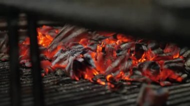 Tipik Arjantinli Barbekü veya asado. Izgara ve kırmızı sıcak coals yanan odun