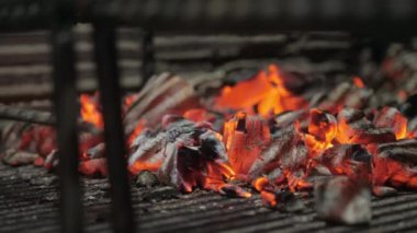 Tipik Arjantinli Barbekü veya asado. Izgara ve kırmızı sıcak coals yanan odun
