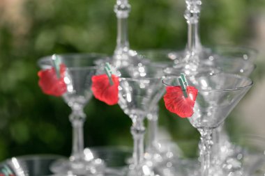 Şampanya cam piramit düğün partisi. Bardak şarap Kulesi